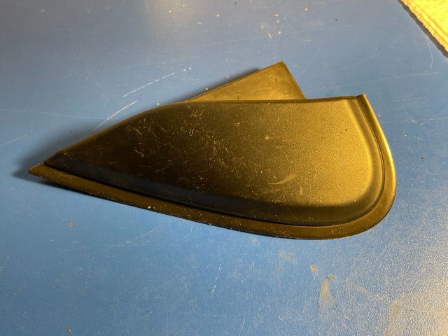 bontott NISSAN PULSAR Bal Sárvédő Csavar Burkolat