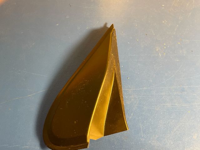 bontott NISSAN PULSAR Bal Sárvédő Csavar Burkolat