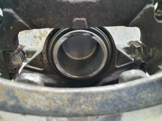 bontott NISSAN QASHQAI Bal első Féknyereg Munkahengerrel