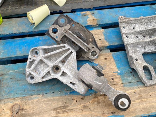 bontott NISSAN QASHQAI Motor Tartó Bak (Fém)