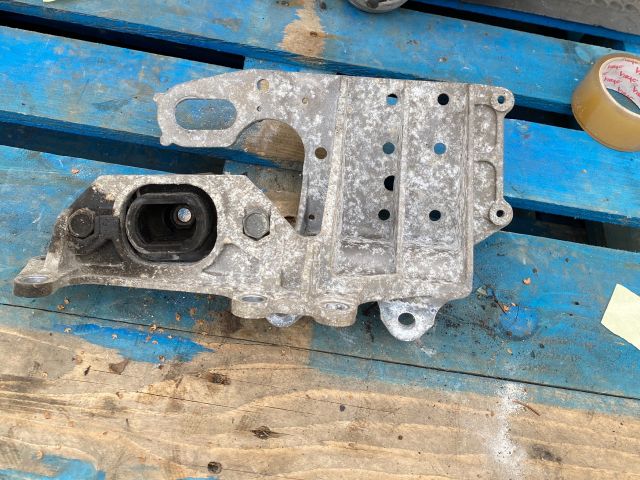 bontott NISSAN QASHQAI Motor Tartó Bak (Fém)