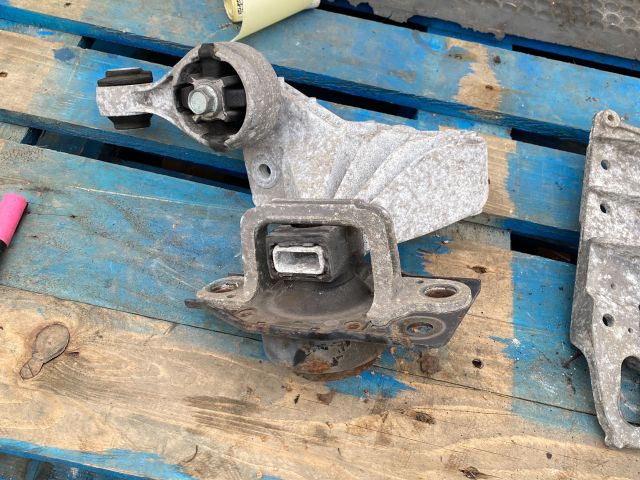 bontott NISSAN QASHQAI Motor Tartó Bak (Fém)