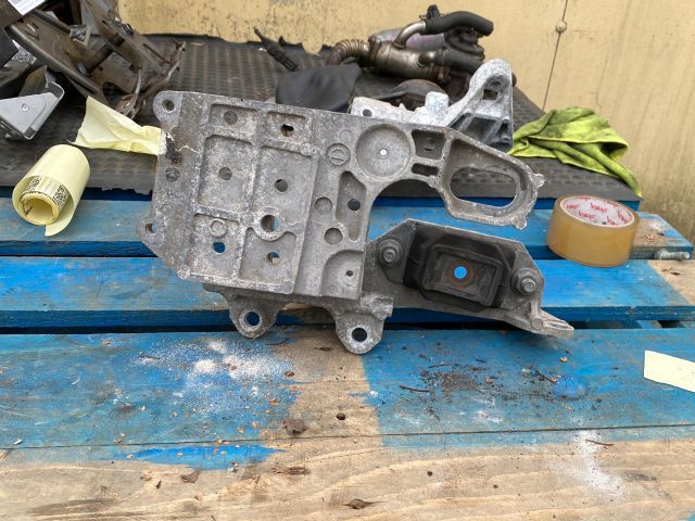 bontott NISSAN QASHQAI Motor Tartó Bak (Fém)