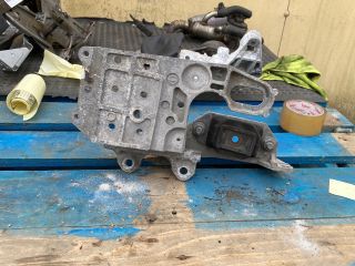 bontott NISSAN QASHQAI Motor Tartó Bak (Fém)