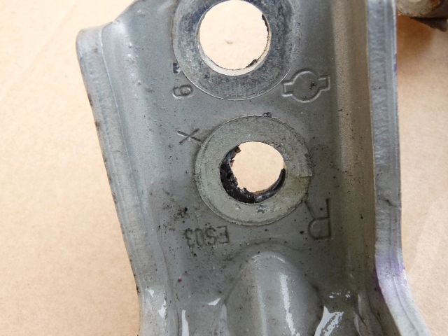 bontott NISSAN QASHQAI Bal első Zsanér