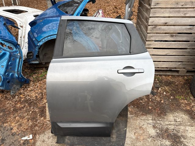 bontott NISSAN QASHQAI Bal hátsó Ajtó (Részeivel)