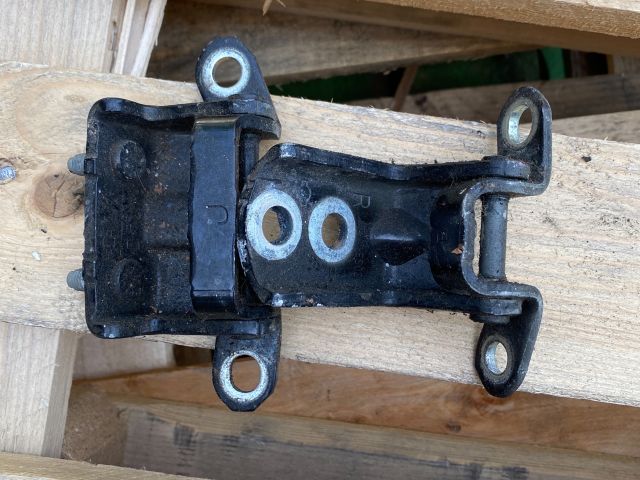 bontott NISSAN QASHQAI Bal hátsó Zsanér