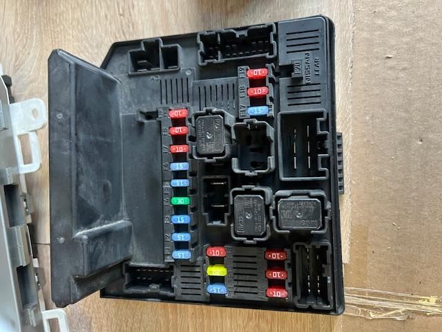 bontott NISSAN QASHQAI Biztosítéktábla Utastér