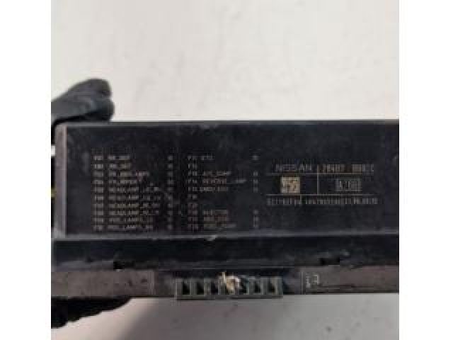 bontott NISSAN QASHQAI Biztosítéktábla Utastér