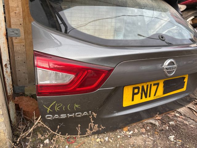 bontott NISSAN QASHQAI Csomagtérajtó (Részeivel)