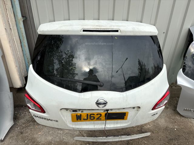 bontott NISSAN QASHQAI Csomagtérajtó (Részeivel)