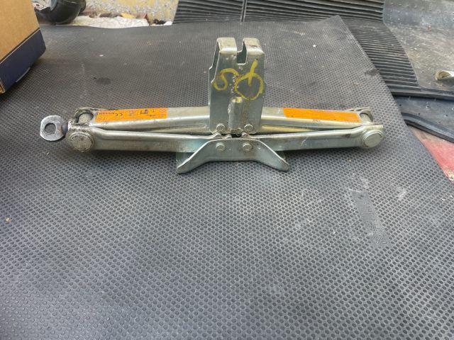 bontott NISSAN QASHQAI Emelő