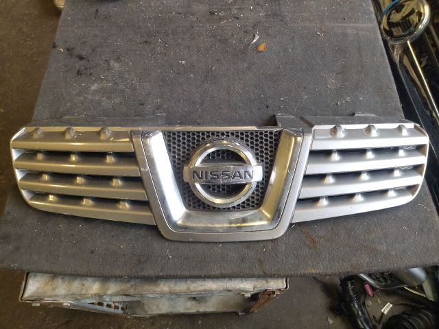 bontott NISSAN QASHQAI Hűtőrács