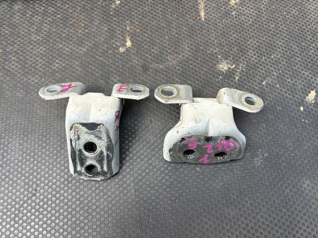 bontott NISSAN QASHQAI Jobb első Zsanér