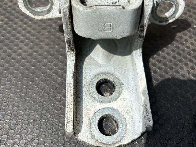 bontott NISSAN QASHQAI Jobb első Zsanér