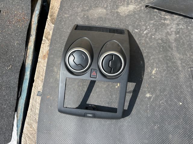 bontott NISSAN QASHQAI Középkonzol Keret