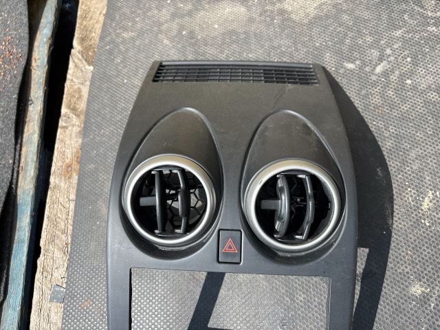 bontott NISSAN QASHQAI Középkonzol Keret