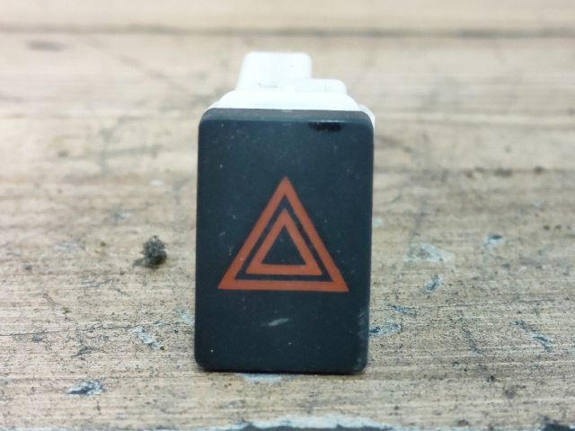 bontott NISSAN QASHQAI Vészvillogó Kapcsoló