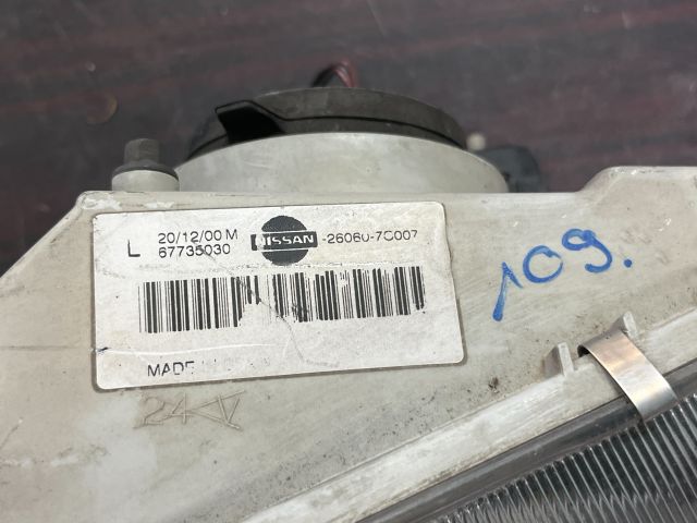 bontott NISSAN SERENA Jobb Fényszóró