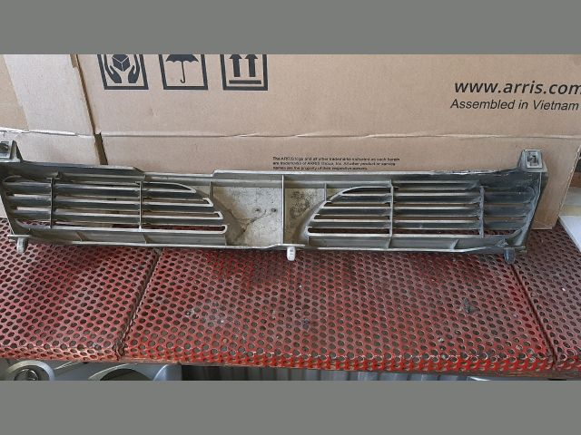 bontott NISSAN SUNNY Hűtőrács