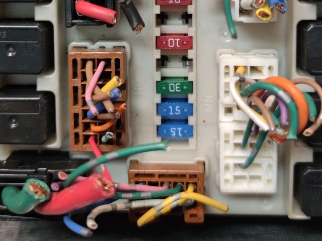 bontott NISSAN TIIDA Biztosítéktábla Motortér