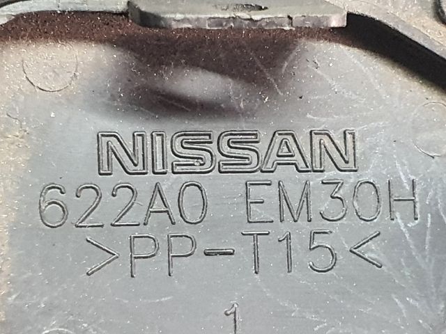 bontott NISSAN TIIDA Első Vonószem Burkolat