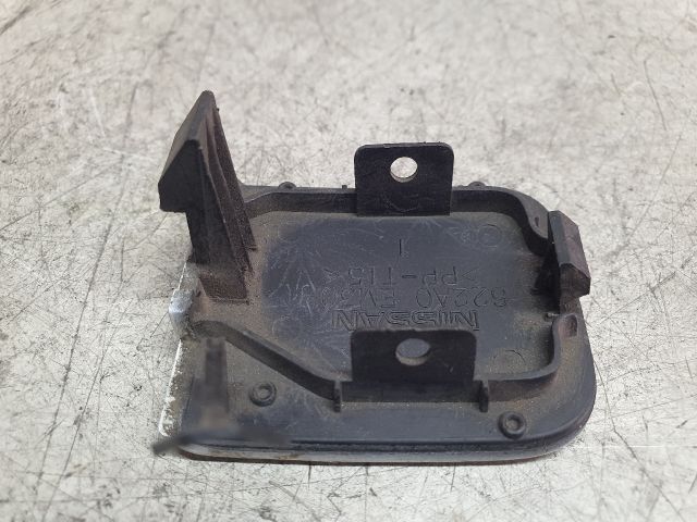 bontott NISSAN TIIDA Első Vonószem Burkolat