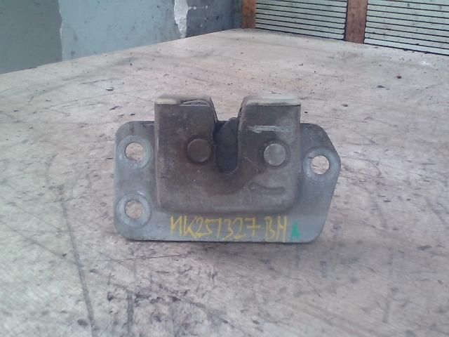 bontott NISSAN VANETTE Bal Csomagtérajtó Zárszerkezet