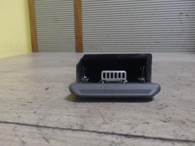 bontott NISSAN VANETTE Első Hamutartó