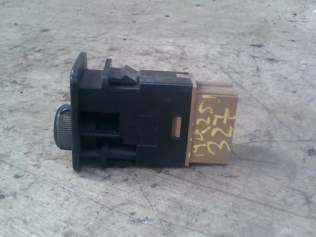 bontott NISSAN VANETTE Fényszórómagasság Állító Kapcsoló