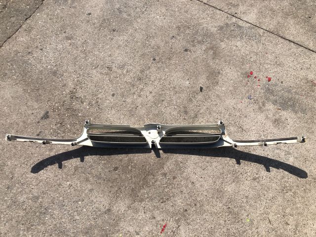 bontott NISSAN VANETTE Hűtőrács