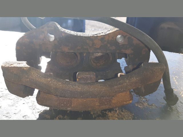 bontott NISSAN X-TRAIL I Bal első Féknyereg Munkahengerrel