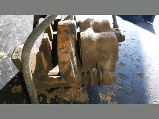 bontott NISSAN X-TRAIL I Bal első Féknyereg Munkahengerrel