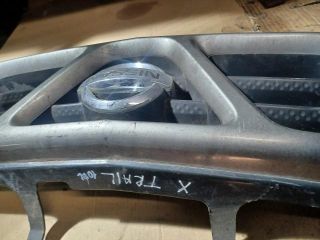 bontott NISSAN X-TRAIL I Első Lökhárító Alsó Középső Díszrács