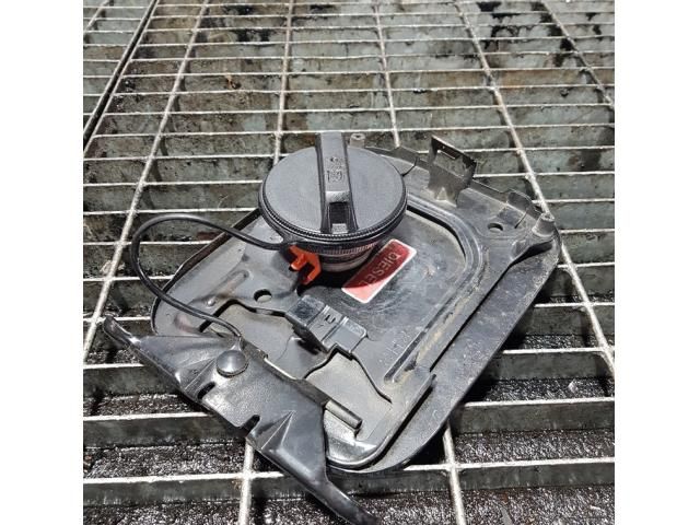 bontott NISSAN X-TRAIL I Tankajtó