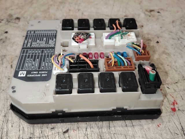 bontott NISSAN X-TRAIL II Biztosítéktábla Motortér