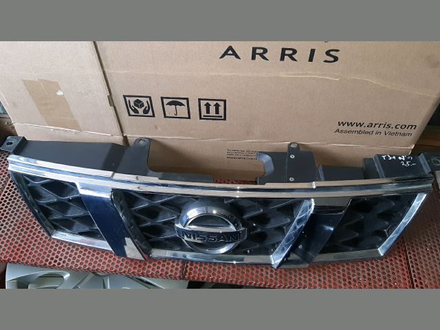 bontott NISSAN X-TRAIL II Hűtőrács