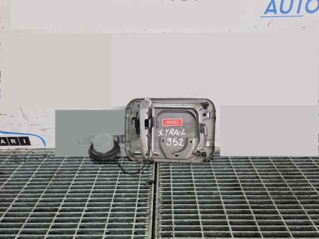bontott NISSAN X-TRAIL II Tankajtó