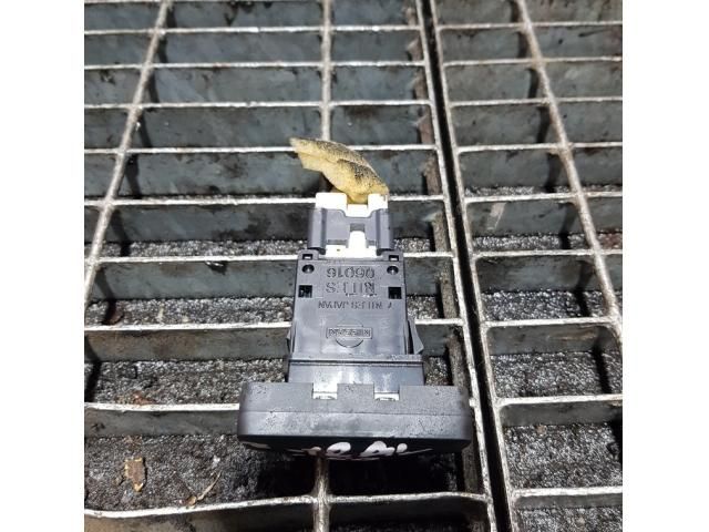 bontott NISSAN X-TRAIL II Vészvillogó Kapcsoló