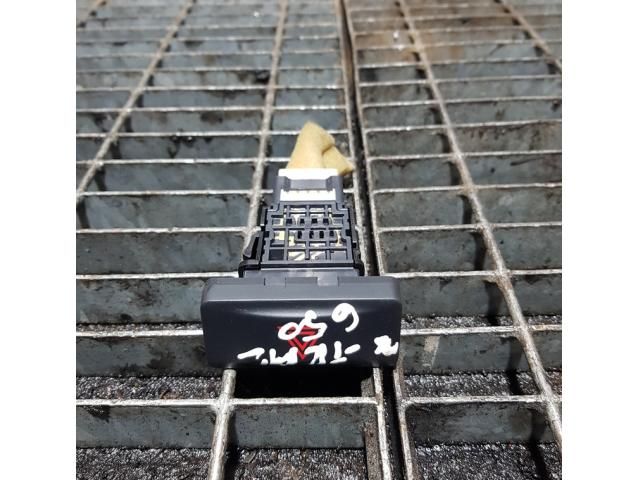 bontott NISSAN X-TRAIL II Vészvillogó Kapcsoló