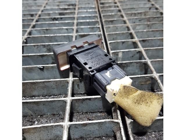 bontott NISSAN X-TRAIL II Vészvillogó Kapcsoló