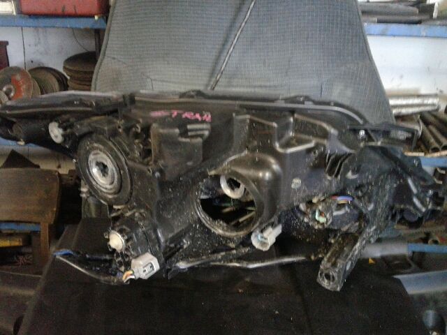 bontott NISSAN X-TRAIL III Bal Fényszóró