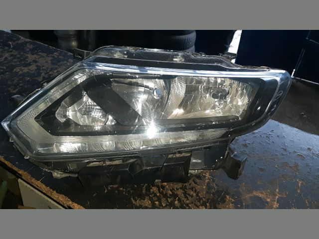 bontott NISSAN X-TRAIL III Bal Fényszóró
