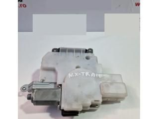 bontott NISSAN X-TRAIL III Csomagtérajtó Ütköző