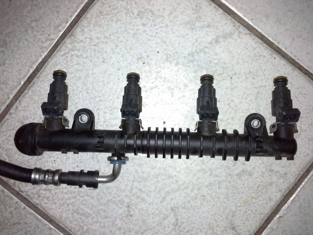 bontott OPEL AGILA Porlasztó Sor / Híd