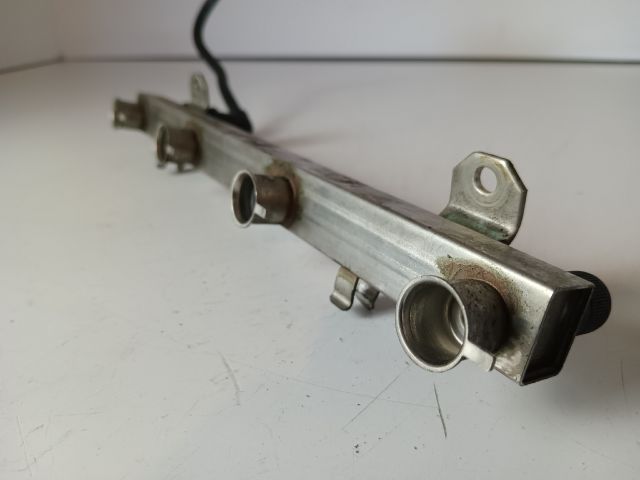 bontott OPEL AGILA Porlasztó Sor / Híd