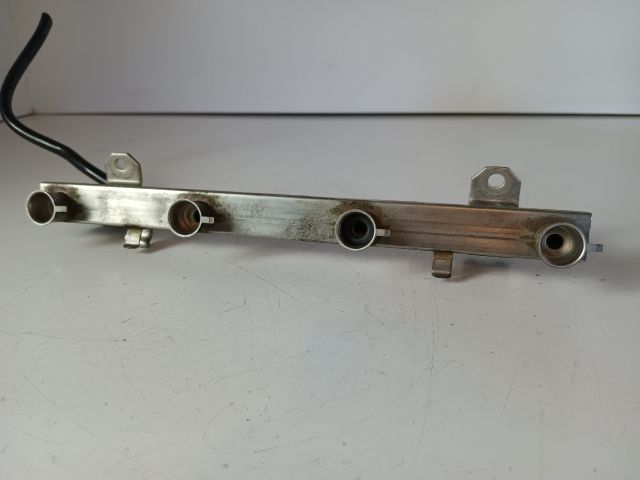 bontott OPEL AGILA Porlasztó Sor / Híd