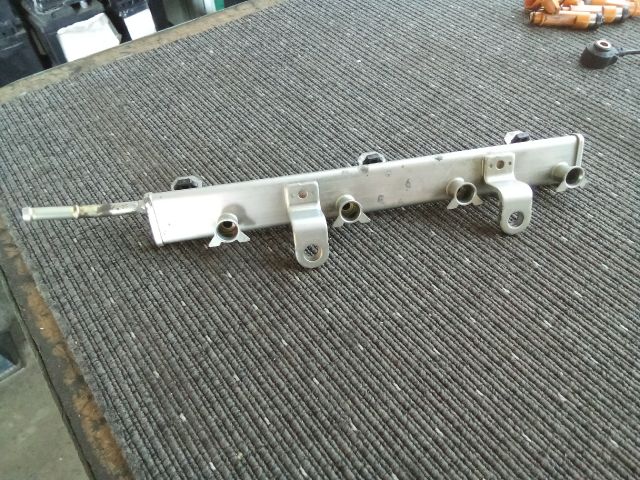 bontott OPEL AGILA Porlasztó Sor / Híd