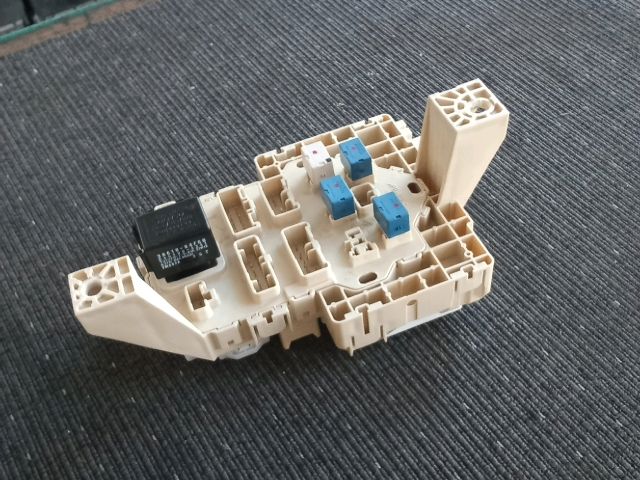 bontott OPEL AGILA Biztosítéktábla Utastér