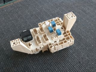 bontott OPEL AGILA Biztosítéktábla Utastér